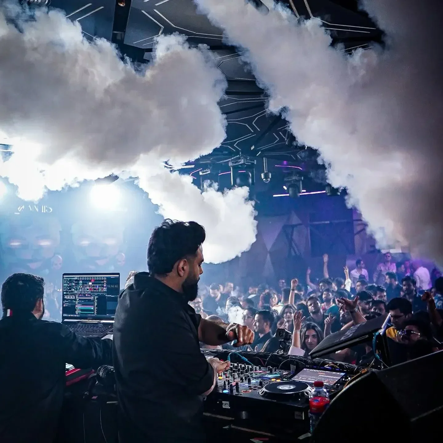 DJ performance at Mantis nightclub in Dubai with crowd and smoke effect