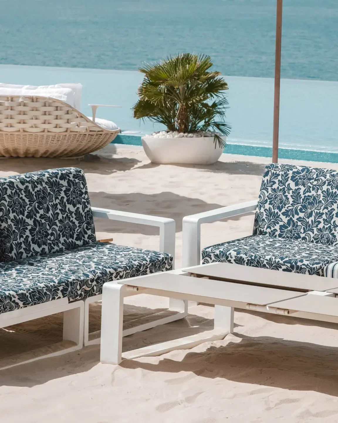 Sal beach club in Dubai: Luxury seating area with sea views and palm tree