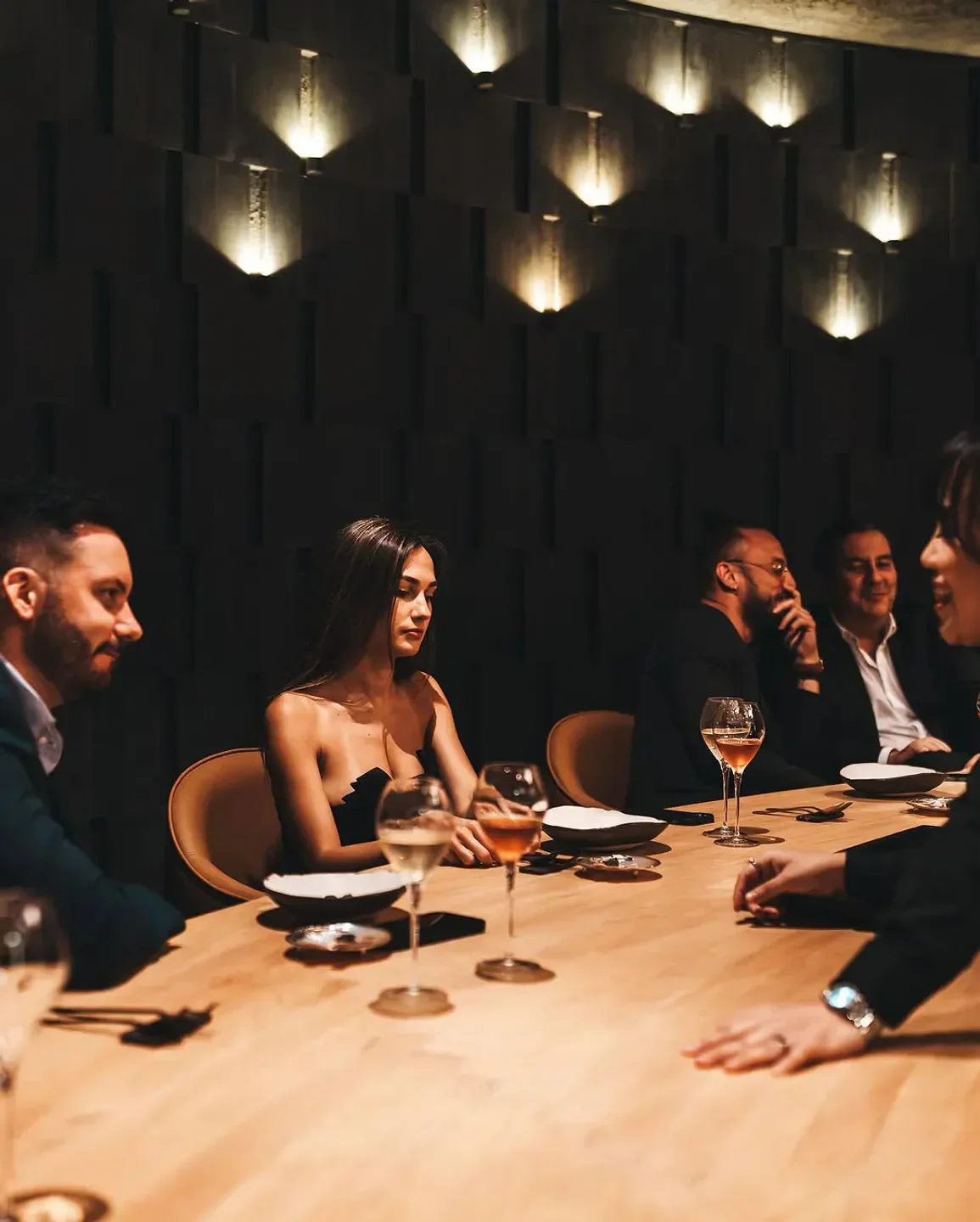 Dining experience at Smoked Room Dubai, featuring elegant ambiance and guests enjoying drinks.